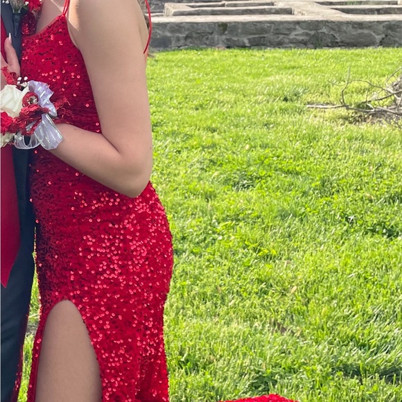 Red sequins size 4 prom dress - Picture 2 of 9